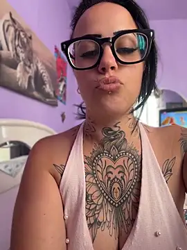 Tigrecurvy's Live XXX Chat