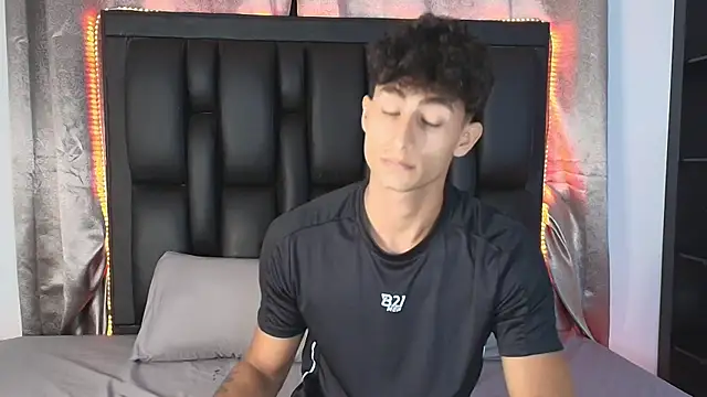 MaxiimoRomano_ Adlı Modelin Canlı XXX Sohbeti