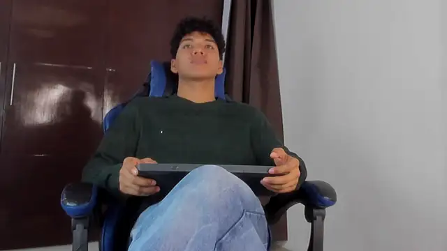Maximiliano_Young's Live XXX Chat