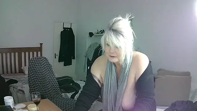Miahotmilf XXX чат на живо