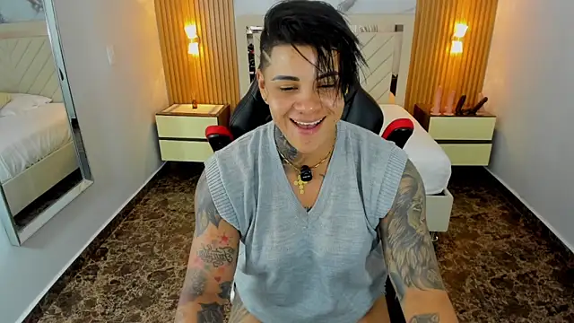 KAROLLJONES1 Adlı Modelin Canlı XXX Sohbeti