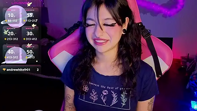 larah_uwu's Live XXX Chat