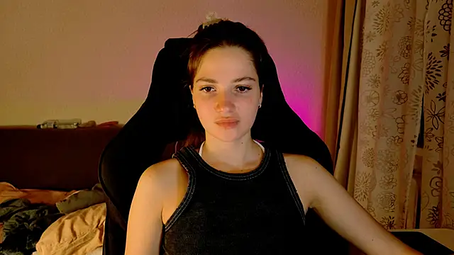 KiraVair Adlı Modelin Canlı XXX Sohbeti