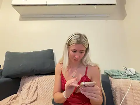 Chiaraxo-'s Live XXX Chat