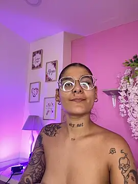 Chat XXX ao vivo de LauraRaider