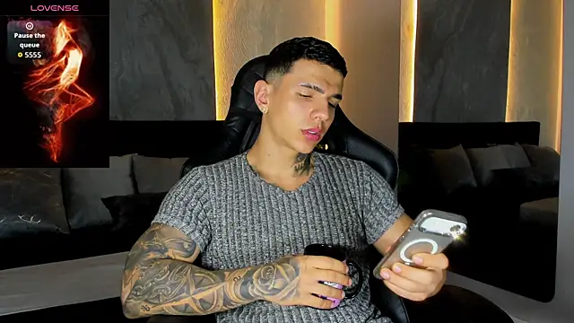 XXX chat uživo modela SalvatoreDmore