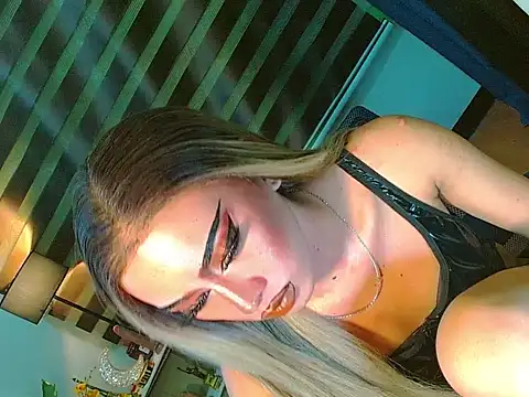 HOLLYWOOD_QUEEN_88 Adlı Modelin Canlı XXX Sohbeti