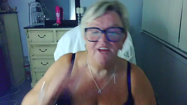 BridgetBlueEyes élő XXX-chatje