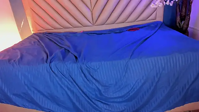 NaomiVelour Adlı Modelin Canlı XXX Sohbeti