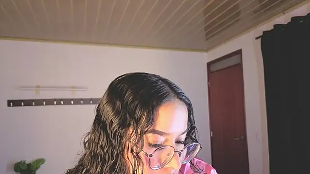 Chat +18 de Renaxi_Smith ao vivo