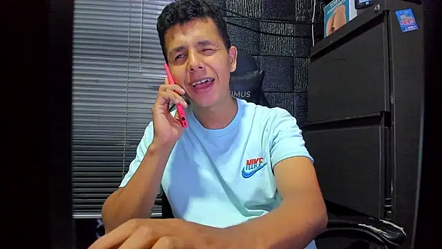 Chat +18 de boy_bigcock24cm ao vivo