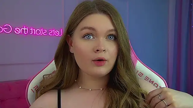 CrystalLyons' Live XXX Chat