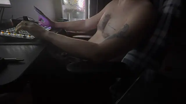 LatinHairball's Live XXX Chat