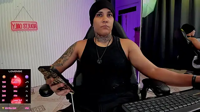 ZhoeStrong Chat XXX live