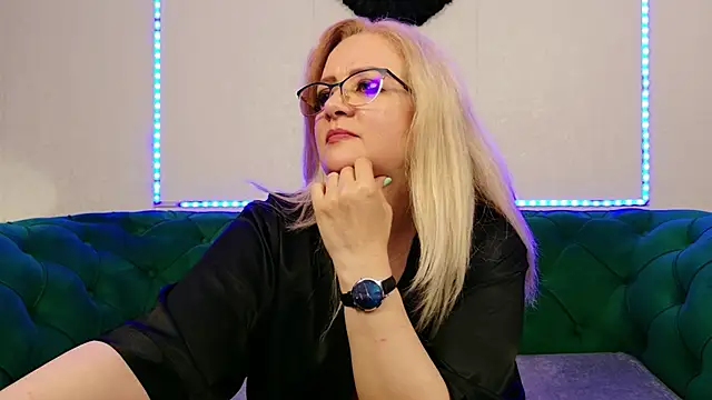 IvanaCharm's Live XXX Chat