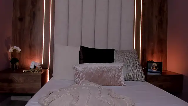 LucySalvatore_'s Live XXX Chat