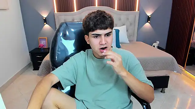 Živý XXX chat Tommy18__