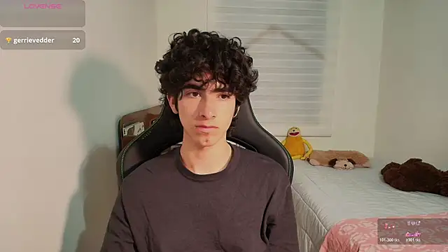 Nude_Boy18 élő XXX-chatje