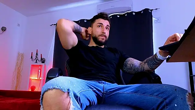 MightyAaron66 Adlı Modelin Canlı XXX Sohbeti