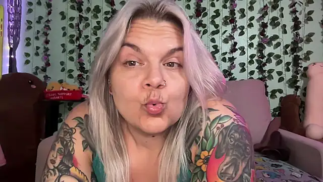 CherryBombBomb's Live XXX Chat