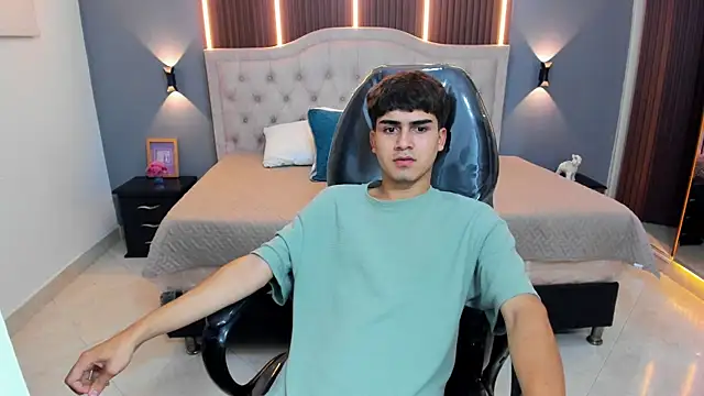 Tommy18__ Chat XXX in diretta