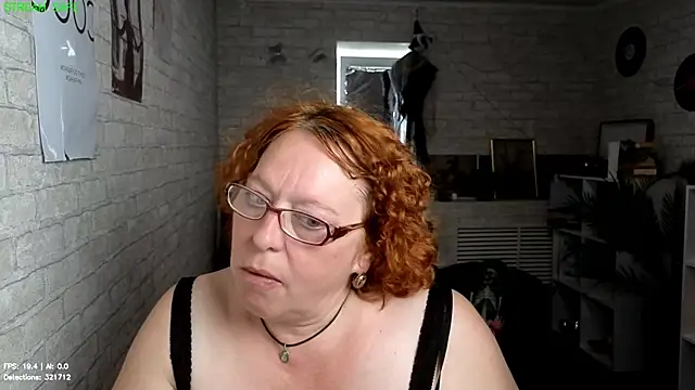 Fara_Flutte élő XXX-chatje