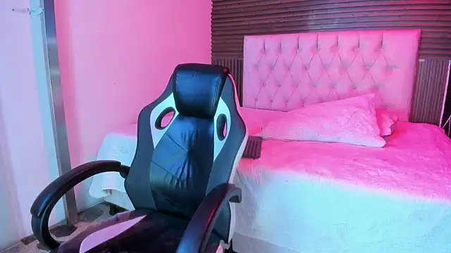 Онлайн чат XXX EmilyMora1_