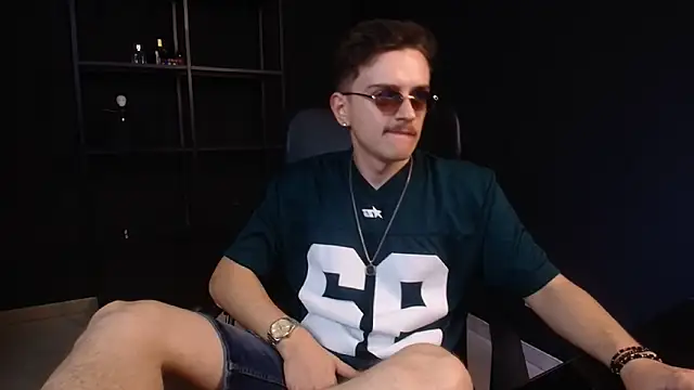 FelixStarkk: διαδικτυακό σόου στην κάμερα