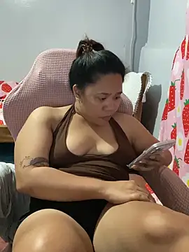 _UrSingleMamiBella_ élő XXX-chatje