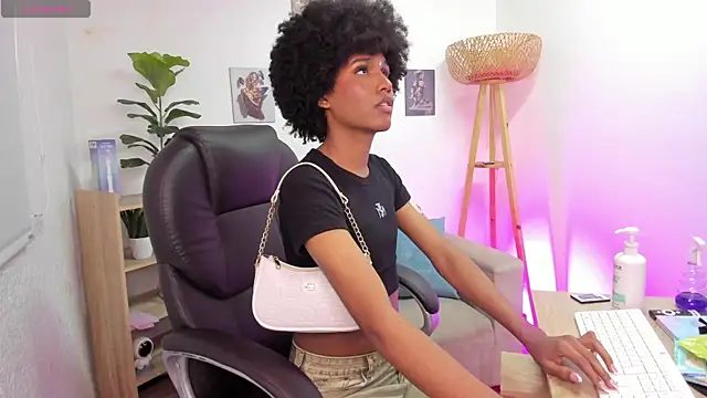 צ'אט XXX בשידור חי של NaomiSaenz_
