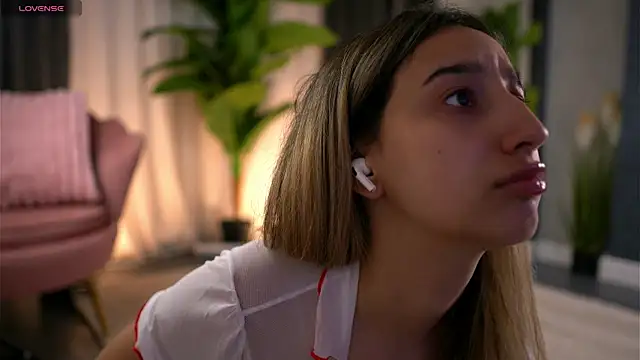 JullyFox élő XXX-chatje