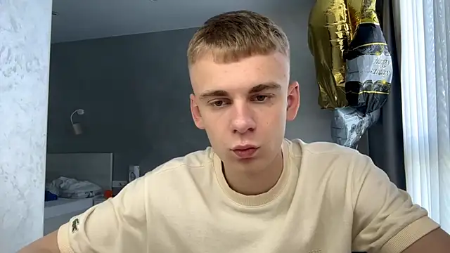 Show modela SoloFury na web-kameri