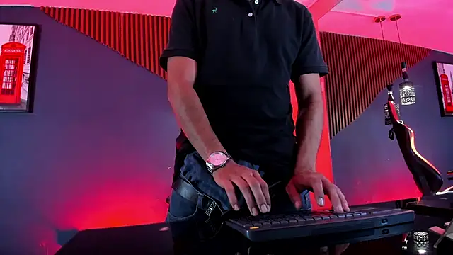 צ'אט XXX בשידור חי של Boss_Domiinator
