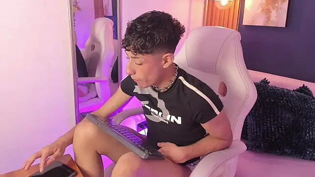 Chat XXX ao vivo de Adann_Scott