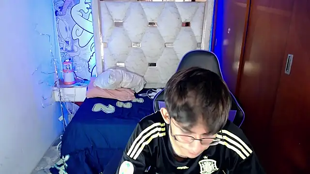 zxvn_n Chat XXX live