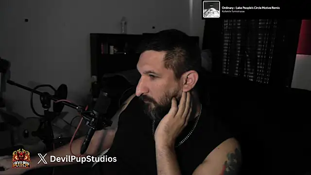 DevilPup75_ élő XXX-chatje