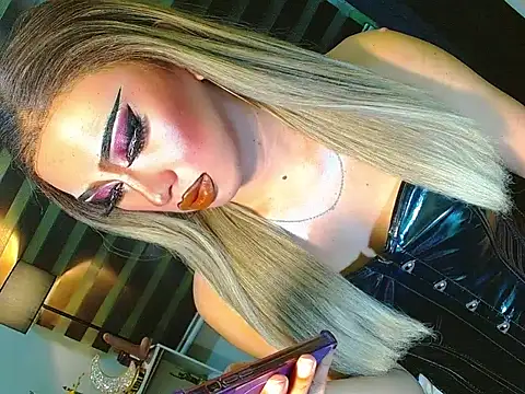 HOLLYWOOD_QUEEN_88 Live XXX Chat