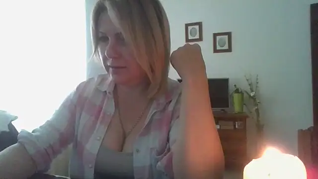 ElenaLove888: διαδικτυακό σόου στην κάμερα