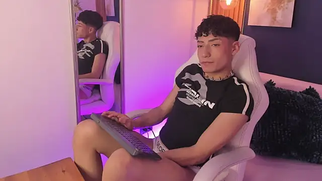 Adann_Scott Chat XXX in diretta
