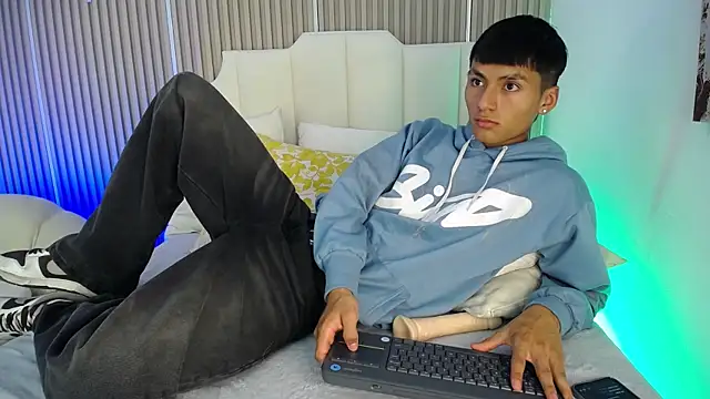 Онлайн чат XXX AdrianStark_