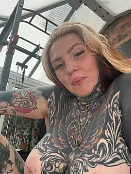 AlexandraWildd Chat XXX in diretta