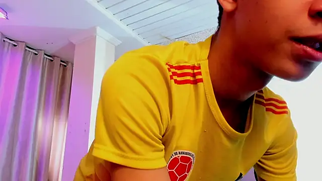 Show modela Ethan_qop na web-kameri