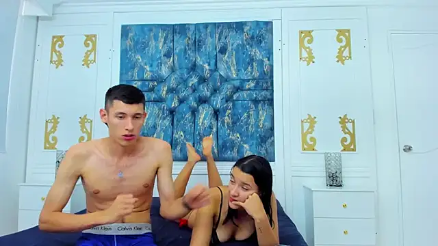 AlanaAndJames' Live XXX Chat