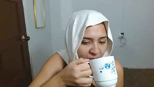 Thalian Adlı Modelin Canlı XXX Sohbeti
