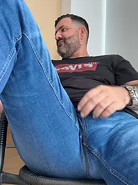 Czat XXX na żywo – Hairy_Dad86