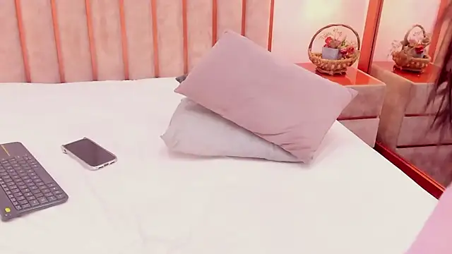 Zoe_Monrow's Live XXX Chat
