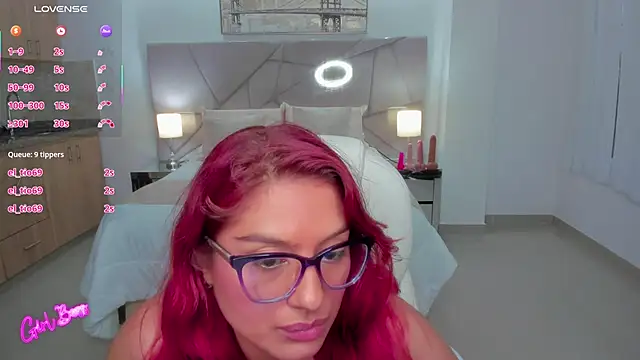Raven-reyess' Live XXX Chat