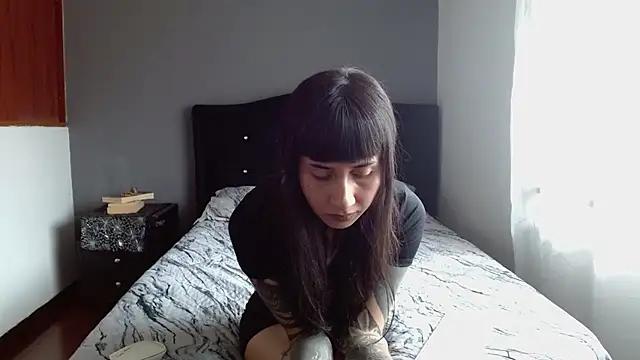 Emilia_1995 Chat XXX in diretta