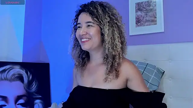 Charlotte11-11 élő XXX-chatje