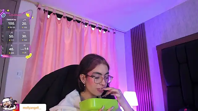 Molly_A Adlı Modelin Canlı XXX Sohbeti